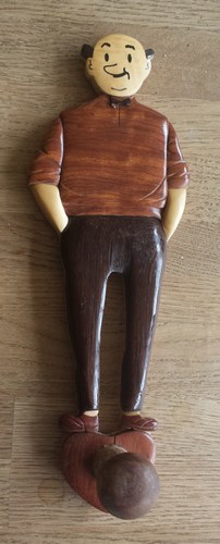 Curiosa - houten lambik handen in zak 1998 (26K)